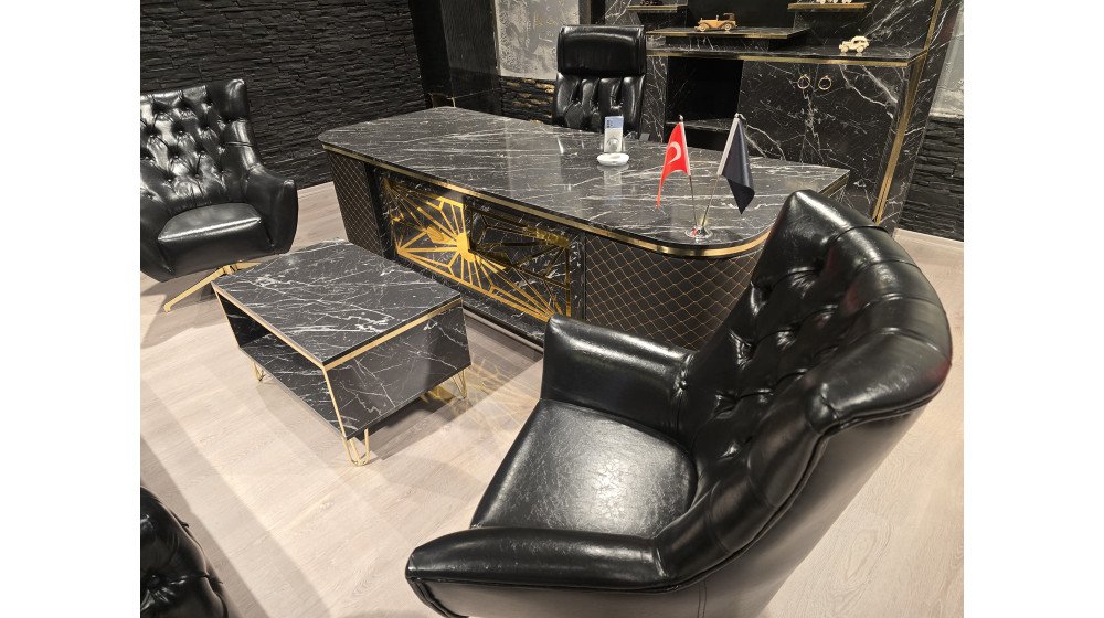 Siyah mermer desenli ve parlak altın metal detaylı Ultra Lüks yönetici masa takımı, kapitoneli Chester deri koltuklar ile birlikte lüks ofis ortamında sergileniyor.